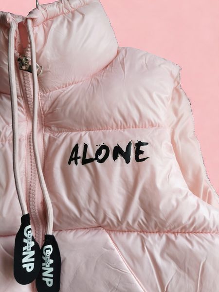 Демисезонная жилетка розовая Alone, размер 100 фото