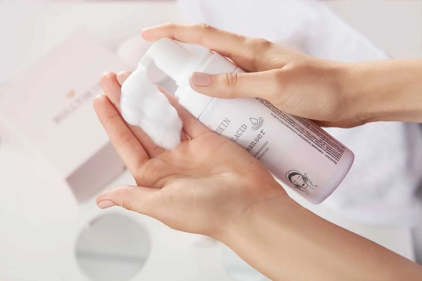 Очищувальна пінка для вмивання HOLLYSKIN Hyaluronic Acid Foaming Facial Cleanser фото